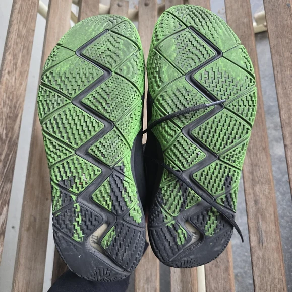 Nike Kyrie 4 Halloween - Picture 11 of 12